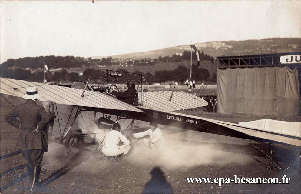 BESANÇON-MEETING des 14, 15 et 16 juillet 1911 - Aérodrome de Palente. - Un vol de l'Aviateur Hanriot